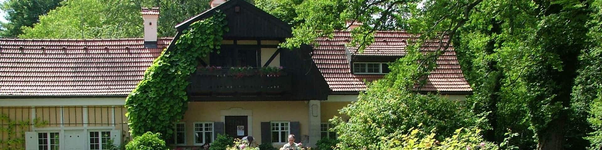 Rosenbaumallee vor dem Gasteiger Haus