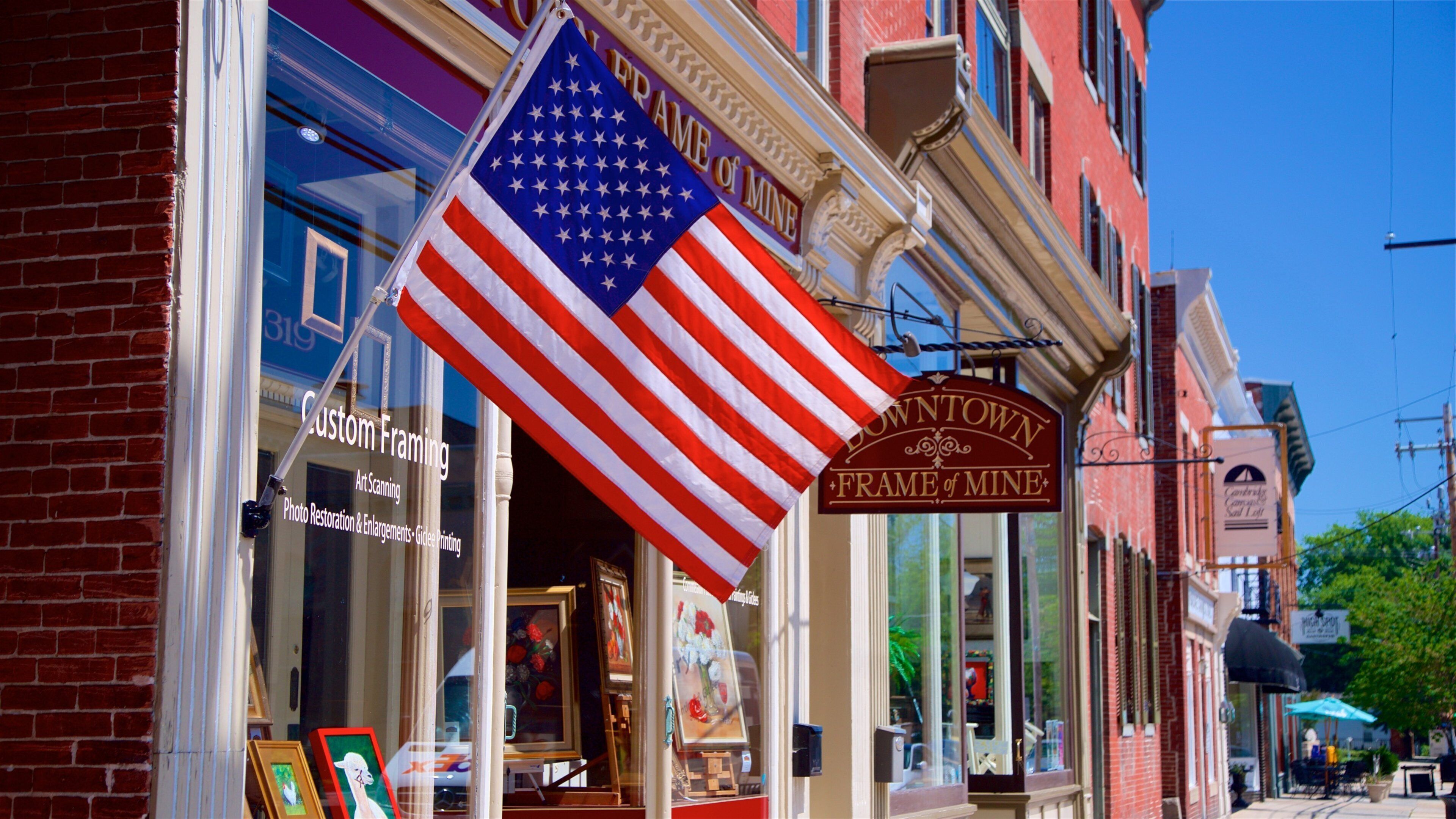Downtown Cambridge showing a small town or village