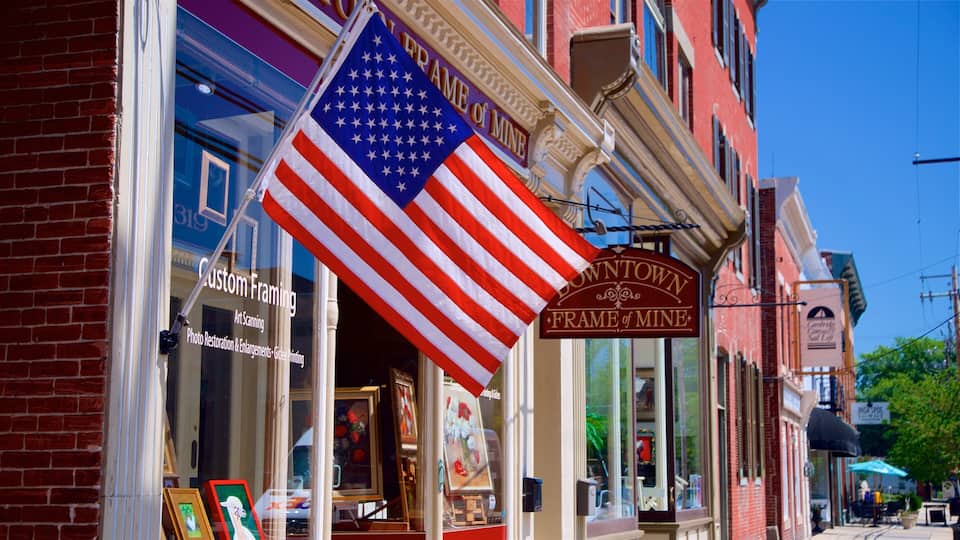 Downtown Cambridge showing a small town or village