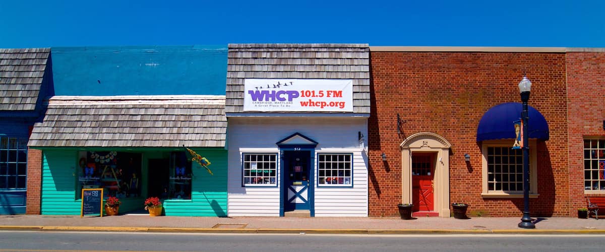 Downtown Cambridge showing a small town or village