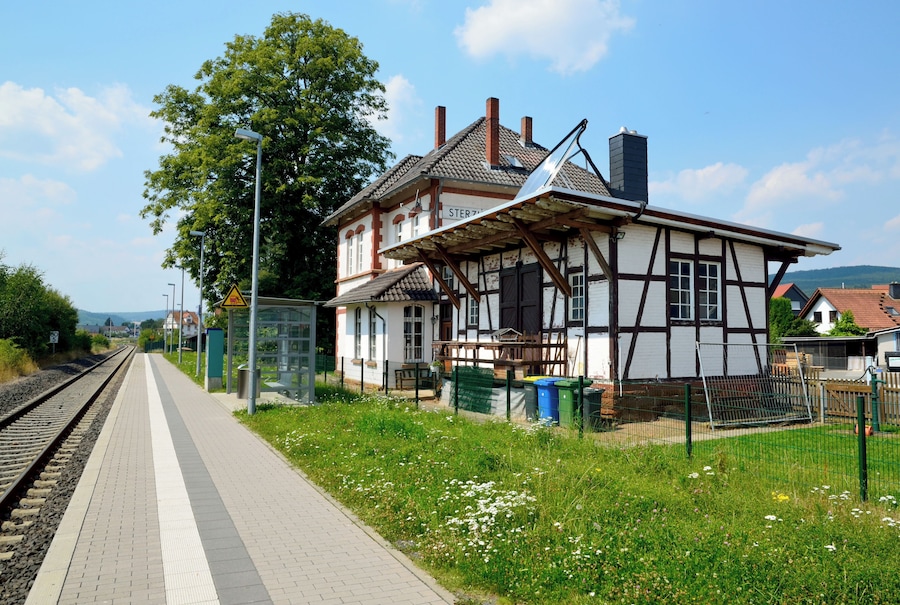 Ein traditionelles Fachwerkhäuschen mit einem Schild, auf dem "Sternthal" steht, auf dem Bahnsteig eines Bahnhofs.