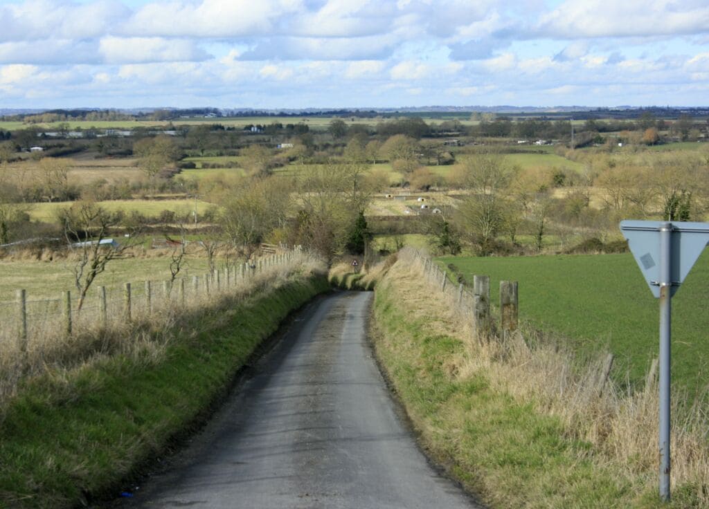 Lane off the B3098 Westbury Road. Heading almost due north near Bratton. Appears to be pig shelters in the field beyond the lane. 877600 was taken 18 months earlier at the height of summer. No sign of the pig shelters.