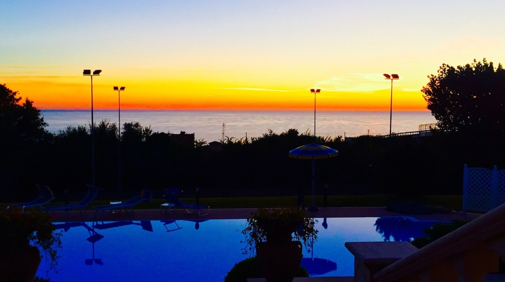 Sunrise on the patio... check out that reflection on the pool :-) Being home is always the best... #iloveitaly #ilovemarche #senigallia #takemehome #LifeAtExpedia #homeaway