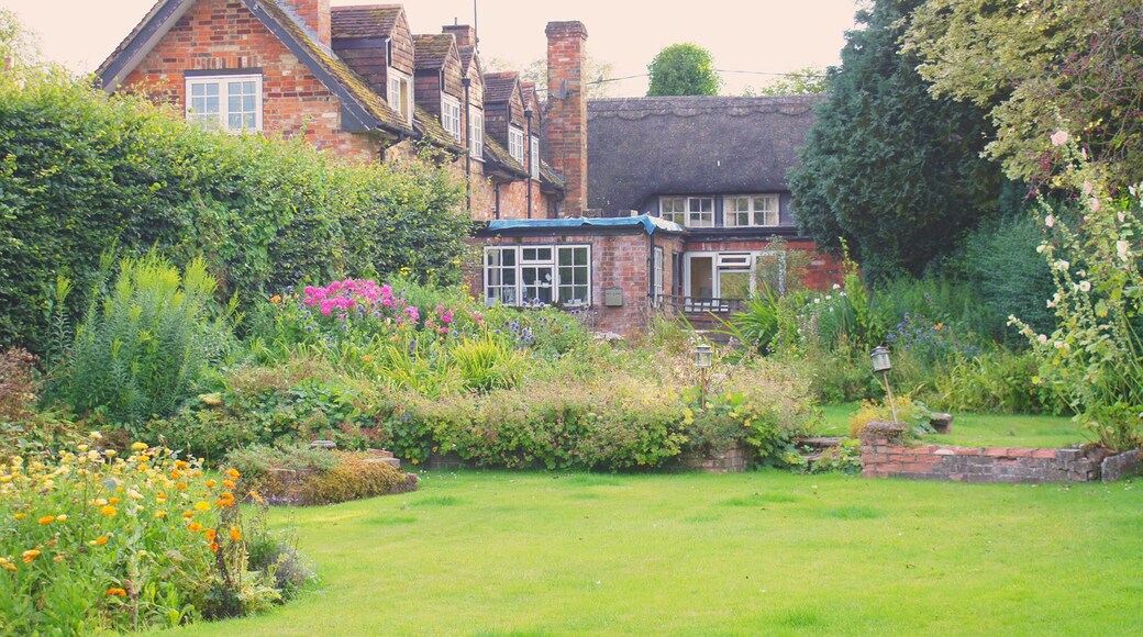 A small garden next to the B&B annexe of The Royal Oak.