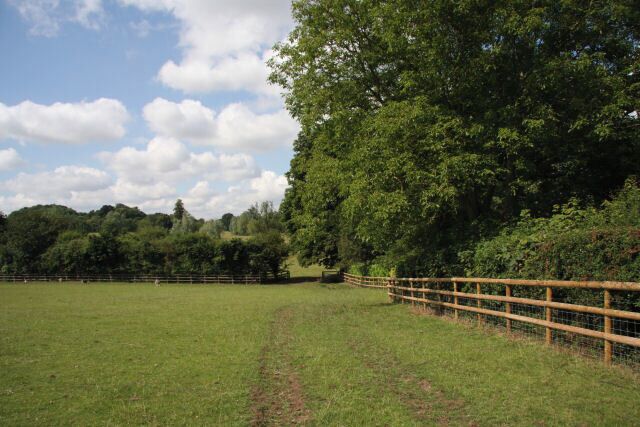 Footpath to Denston Park This public footpath follows the western side of the field before turning right towards Denston Hall and Park.