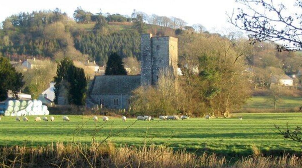 Eglwys Sant Pedr Llanybydder Photo taken from across the river at approx.4pm