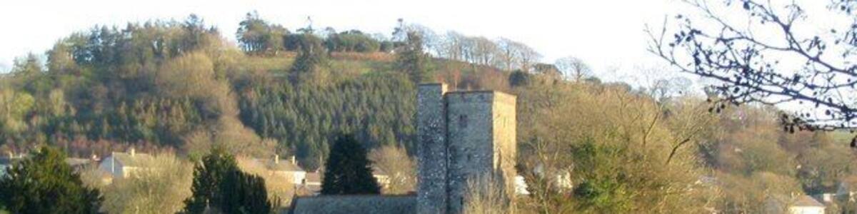 Eglwys Sant Pedr Llanybydder Photo taken from across the river at approx.4pm