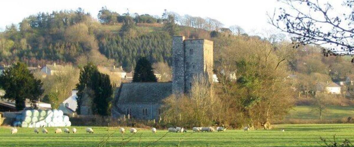 Eglwys Sant Pedr Llanybydder Photo taken from across the river at approx.4pm