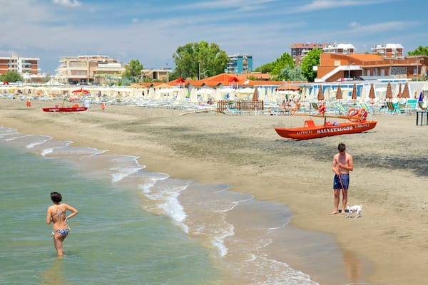 Tarquinia welches beinhaltet Sandstrand, Küstenort und Schwimmen
