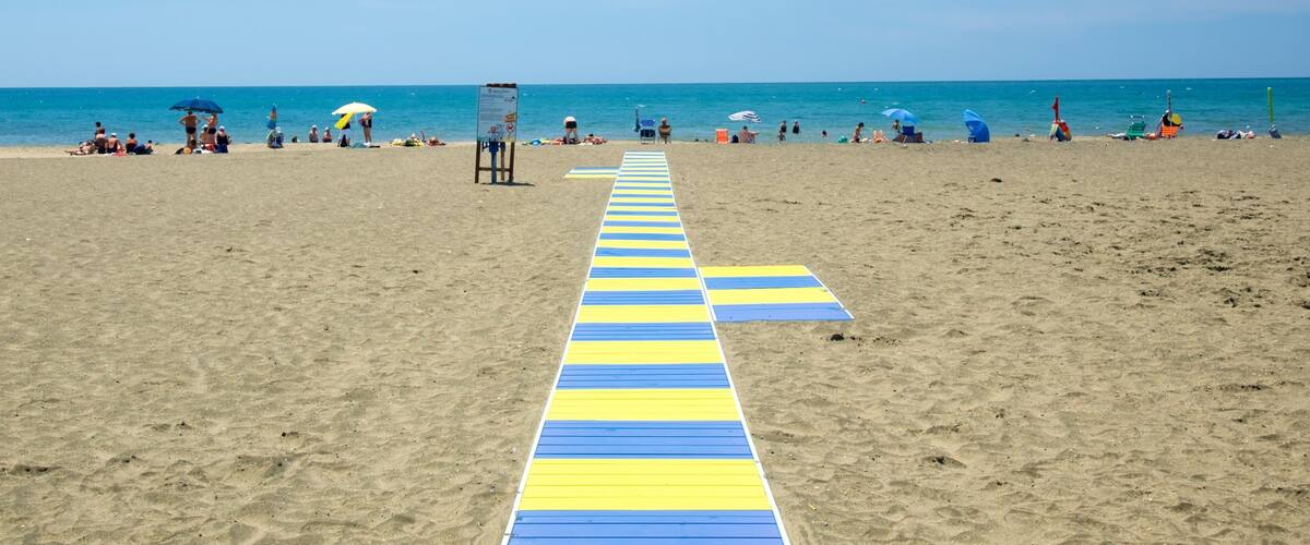 Tarquinia mostrando spiaggia sabbiosa