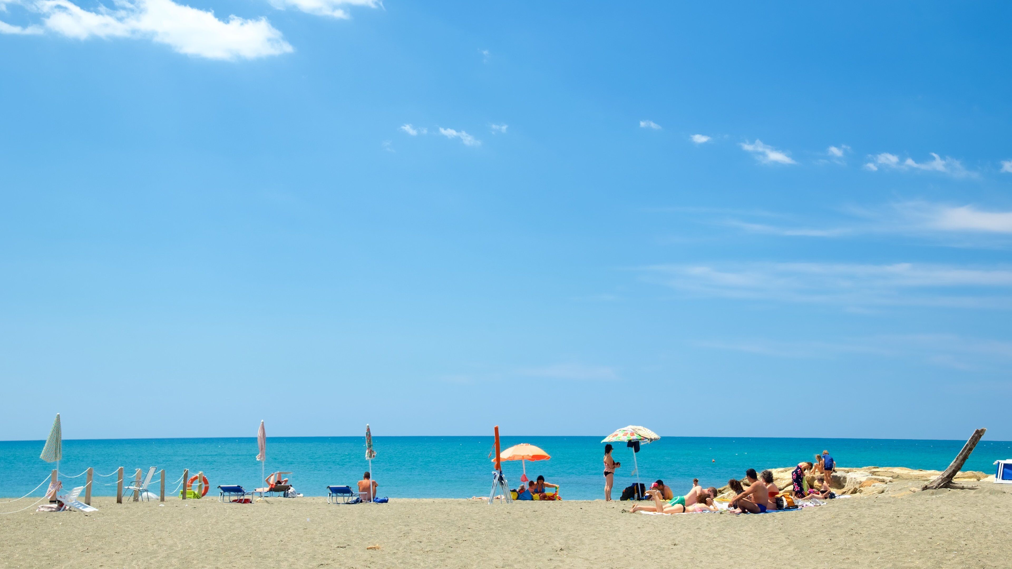 タルクィーナ フィーチャー ビーチ 及び 大勢の人々