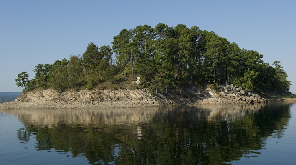 Lake Ouachita State Park which includes general coastal views and island views