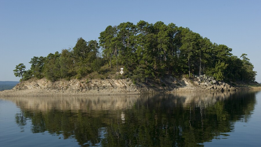 Lake Ouachita State Park which includes general coastal views and island views