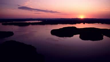 Un capvespre sobre un llac tranquil amb diverses illes.