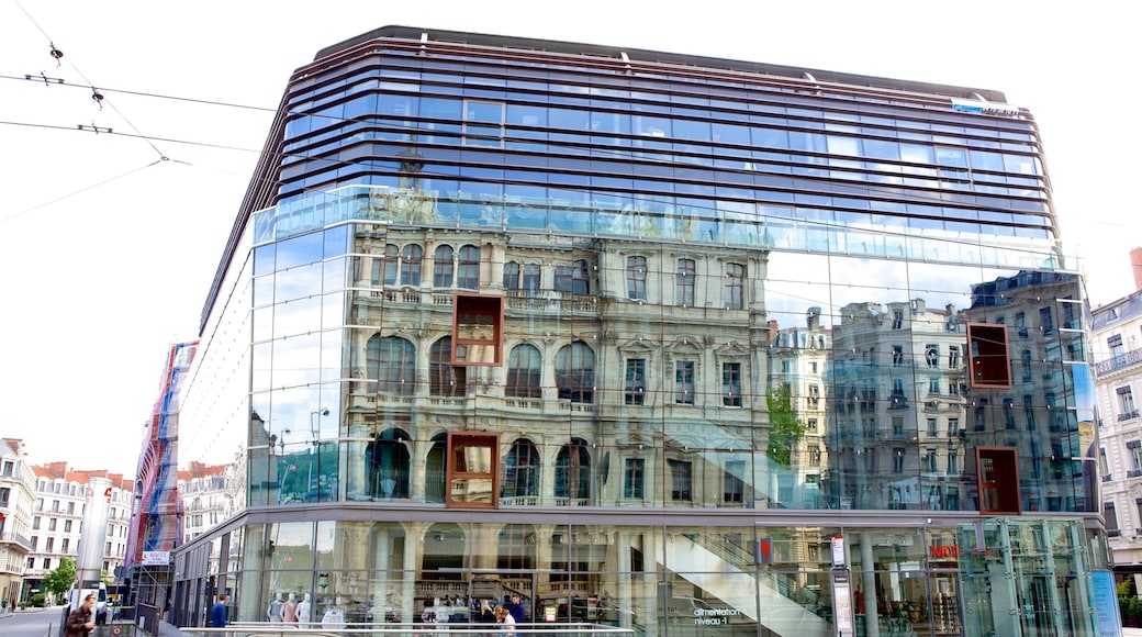 Les Cordeliers which includes modern architecture and street scenes