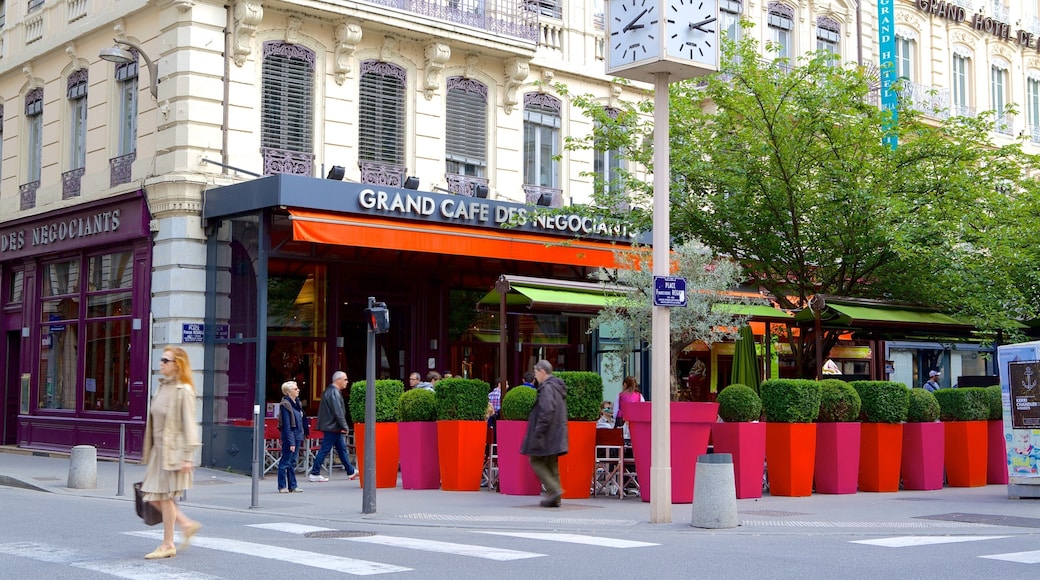 Lyon mostrando escenas cotidianas y también un grupo pequeño de personas