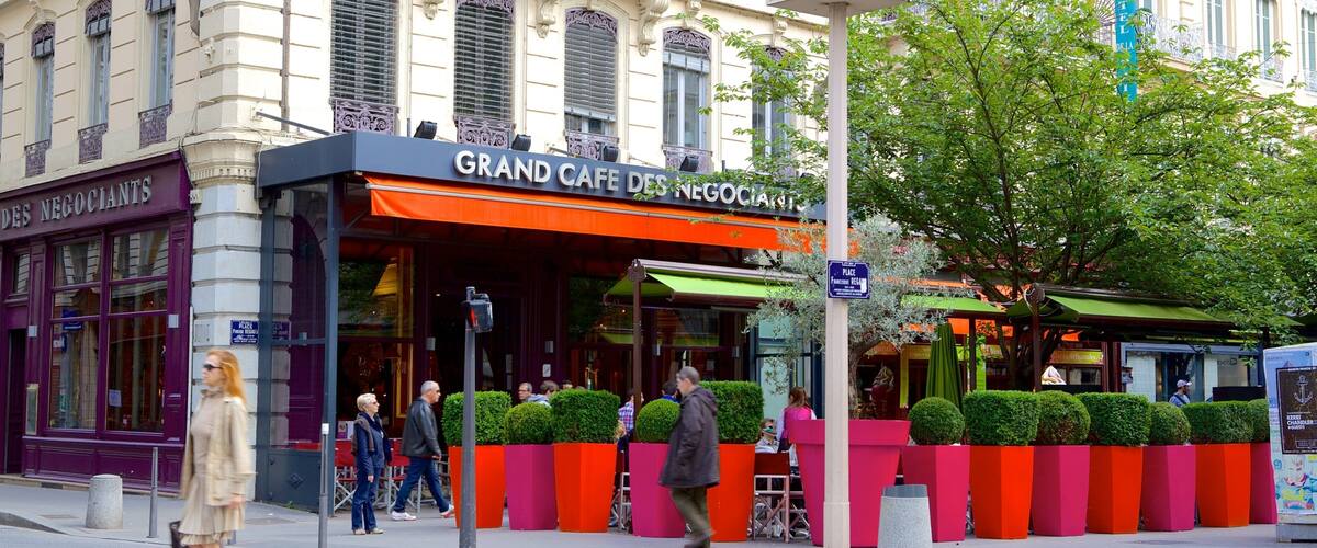 Lyon qui includes scènes de rue aussi bien que petit groupe de personnes