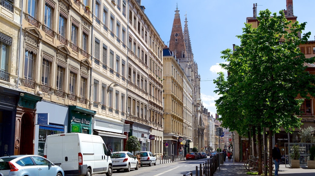 Les Cordeliers which includes street scenes