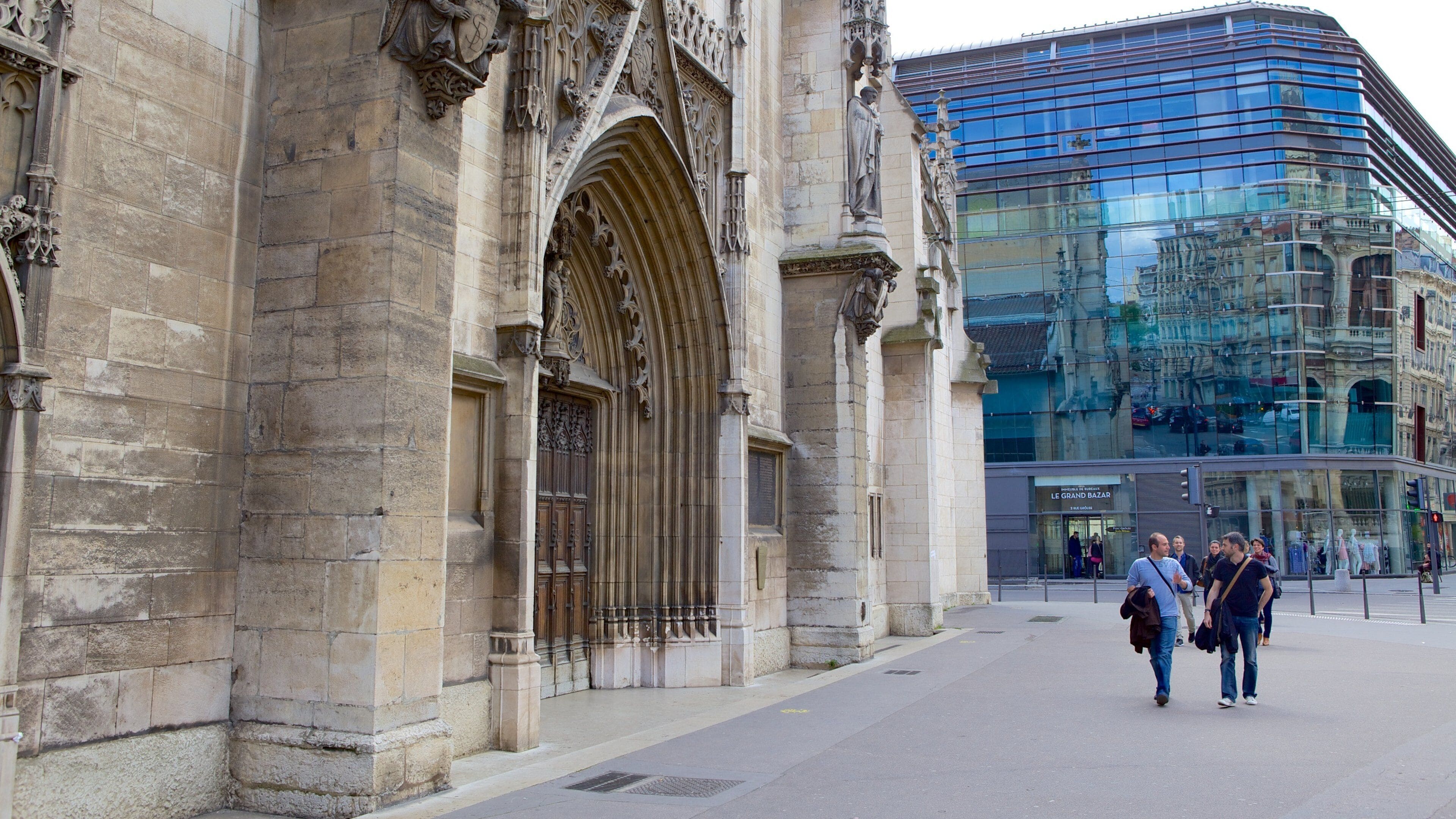 Lyon toont straten en ook een klein groepje mensen