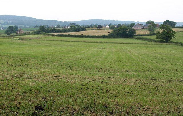 Countryside near Sellick's Green. From footpath T 21/21 as it runs alongside the southern edge of 1312691. The farm on the right is Goose Hill.