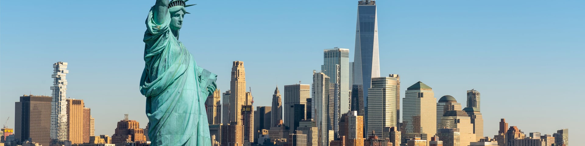 La Estatua de la Libertad en la ciudad de Nueva York, con el horizonte en el fondo.
