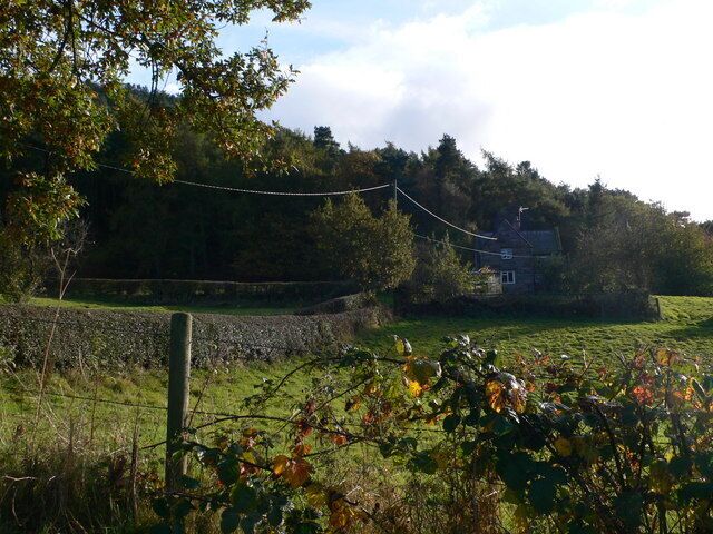 Droppingstone Cottage Droppingstone Cottage nestles under the northern edge of Raw Head.