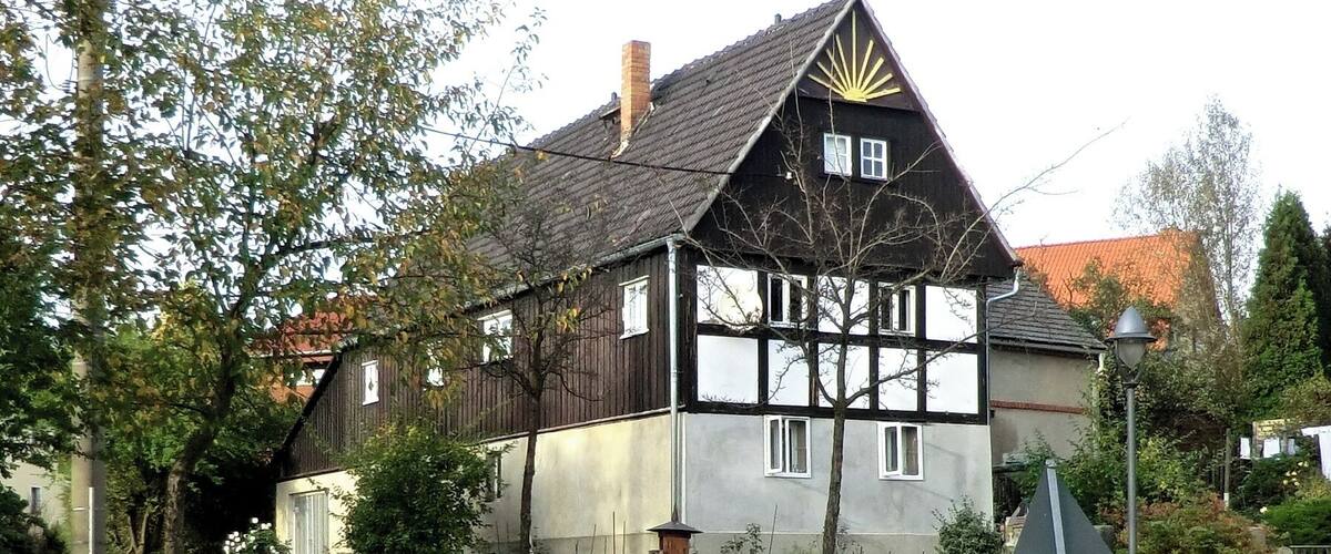 Malschendorf (Dresden), Eichbuschweg 19 - mit Hölzener Schwengelpumpe