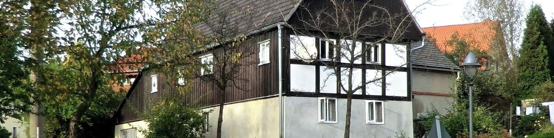 Malschendorf (Dresden), Eichbuschweg 19 - mit Hölzener Schwengelpumpe