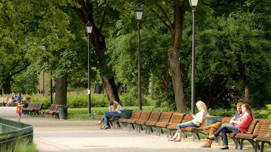 Vilna caracterizando um jardim assim como um pequeno grupo de pessoas