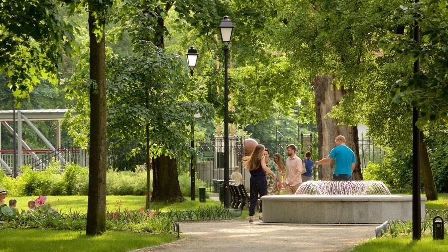 Vilnius qui includes fontaine et jardin aussi bien que petit groupe de personnes