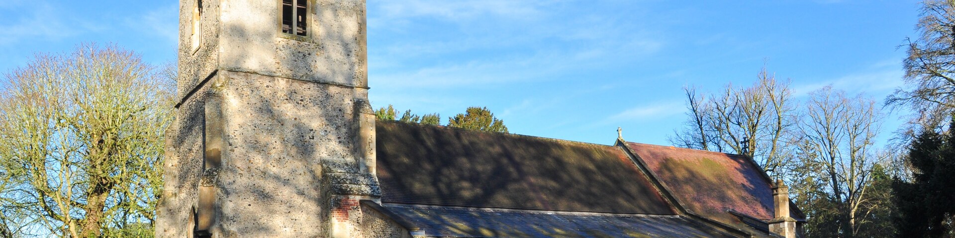 Una iglesia histórica con una torre alta y un edificio tradicional de piedra.