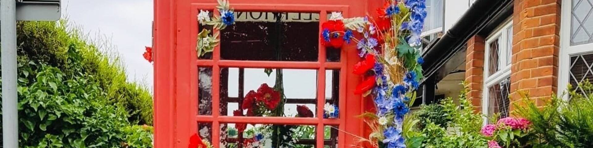 Just outside Brookwood Train Station in Woking, UK is this beautiful phone box covered in flowers. This brightened my day #nature #lifeatexpedia
