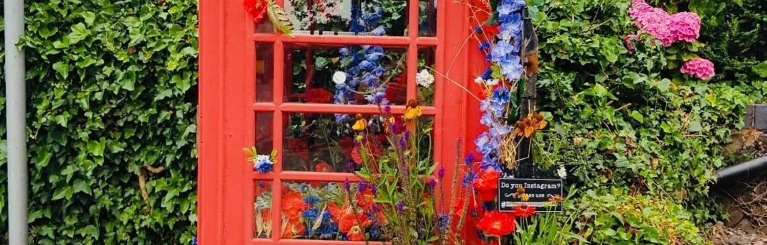 Just outside Brookwood Train Station in Woking, UK is this beautiful phone box covered in flowers. This brightened my day #nature #lifeatexpedia