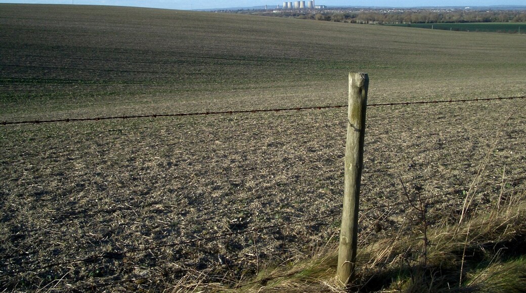 Churn Estate Looking towards Didcot. Just a faint tinge of green starting from this years crop. Or maybe it's weeds.