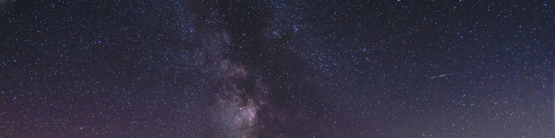 A barn under a starry night sky.