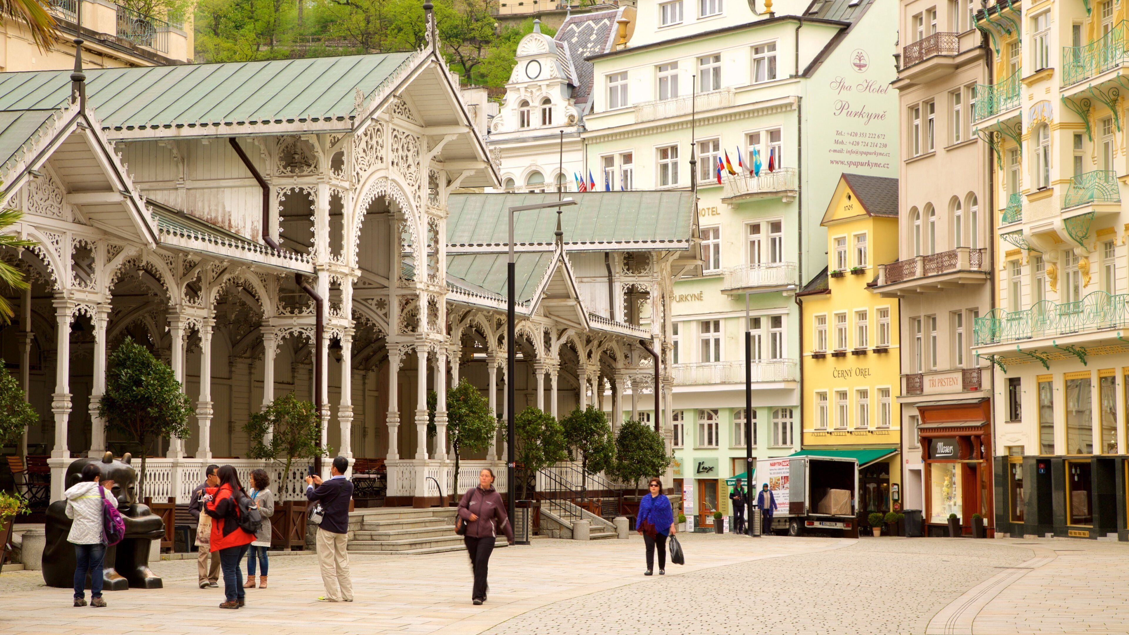 Karlovy Vary ofreciendo escenas urbanas y una ciudad