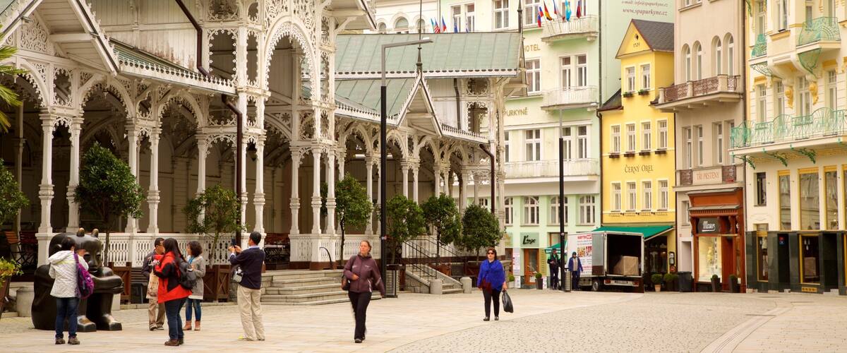 Karlovy Vary das einen Straßenszenen und Stadt
