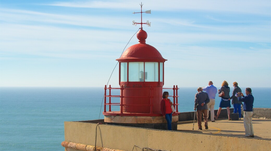 Nazare ofreciendo un faro y vistas y también un grupo pequeño de personas