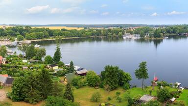 A lake surrounded by trees and houses.