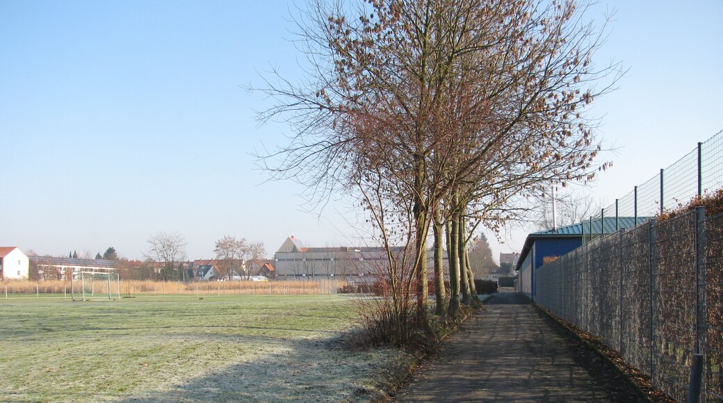 ein Spazierweg durch Göttingen und klick: Freiflächen und der Fußweg nördlich des Freibads Grone