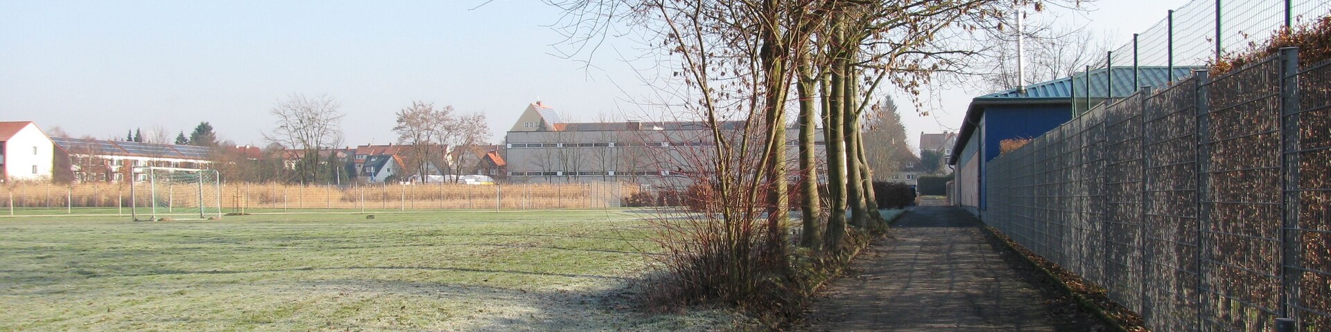 ein Spazierweg durch Göttingen und klick: Freiflächen und der Fußweg nördlich des Freibads Grone