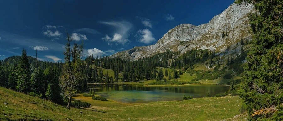 September 2016
Sackwiesensee, Hochschwab, Steiermark land, Austria
Sackwiesensee is a small hidden mountain lake just under the main ridge of Hochschwab mountain range. It is located in altitude of 1.414 meters. It is few hours hike southwest from the Schiestlhaus and totally worth due to the variable countryside (barren limestone plateau with grassy meadows, green scrub pine forrests, classical mountain forrests) and less crowded hiking routes (namely ať the end of the season). Sackwiesensee offers a great natural swimming opportunity, although it is quite cold being a mountain lake.