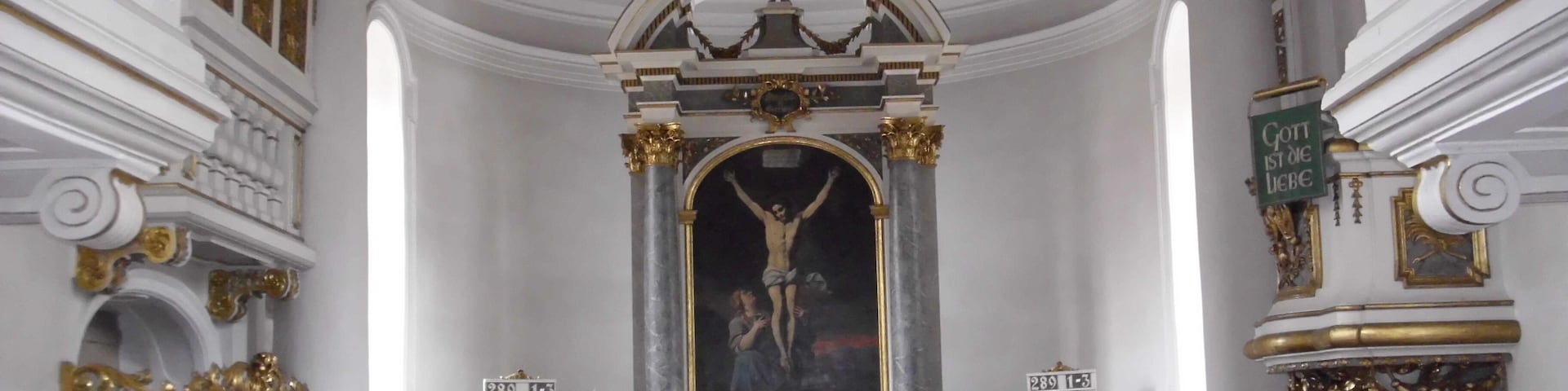 Die barocke Maria-Magdalena-Kirche wurde 1719 auf den Fundamenten einer Maria-Magdalena-Kapelle von 1439 erbaut.