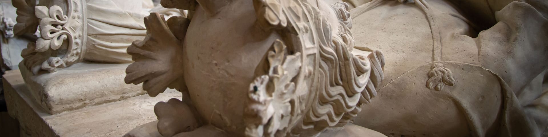 Slow travel in Paris - discovering the little things: figures of a french king and queen on a tomb in a church