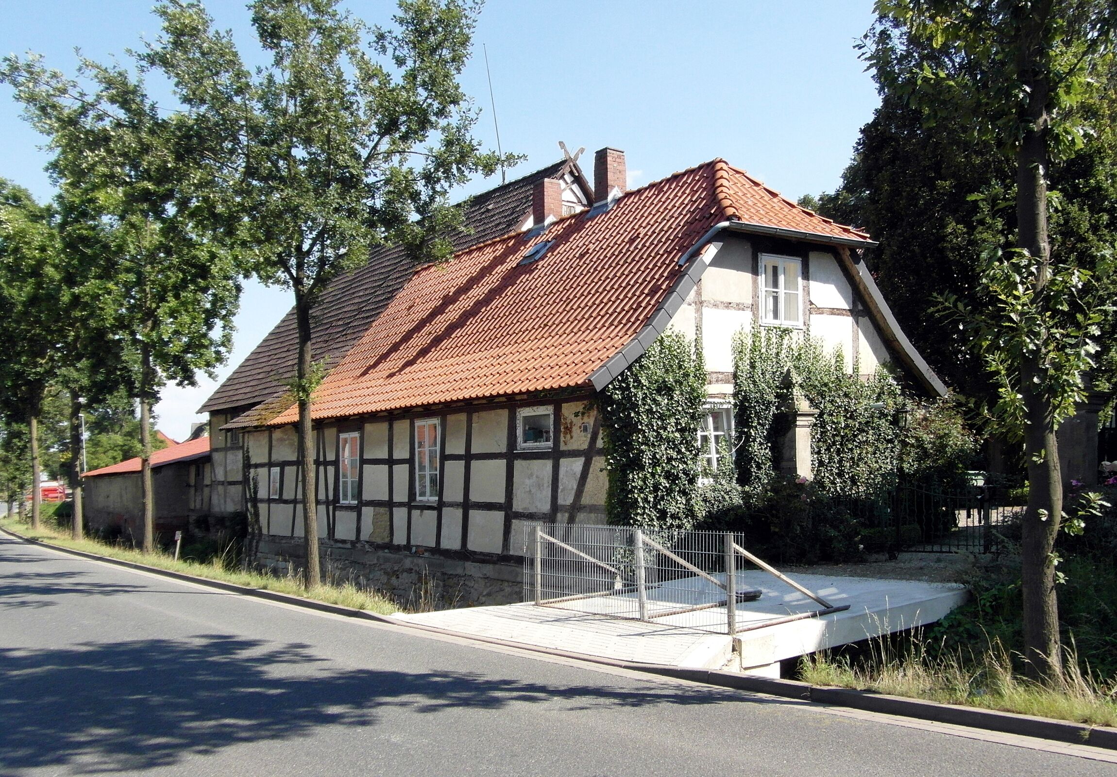 Gut (genannt Gut III) Hannoversche Straße 44 (bzw. 42a, je nach Karte) im Springer Stadtteil Gestorf.