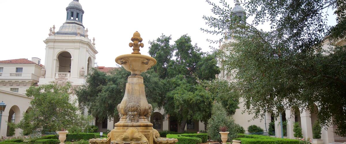 Pasadena som visar en fontän och en trädgård