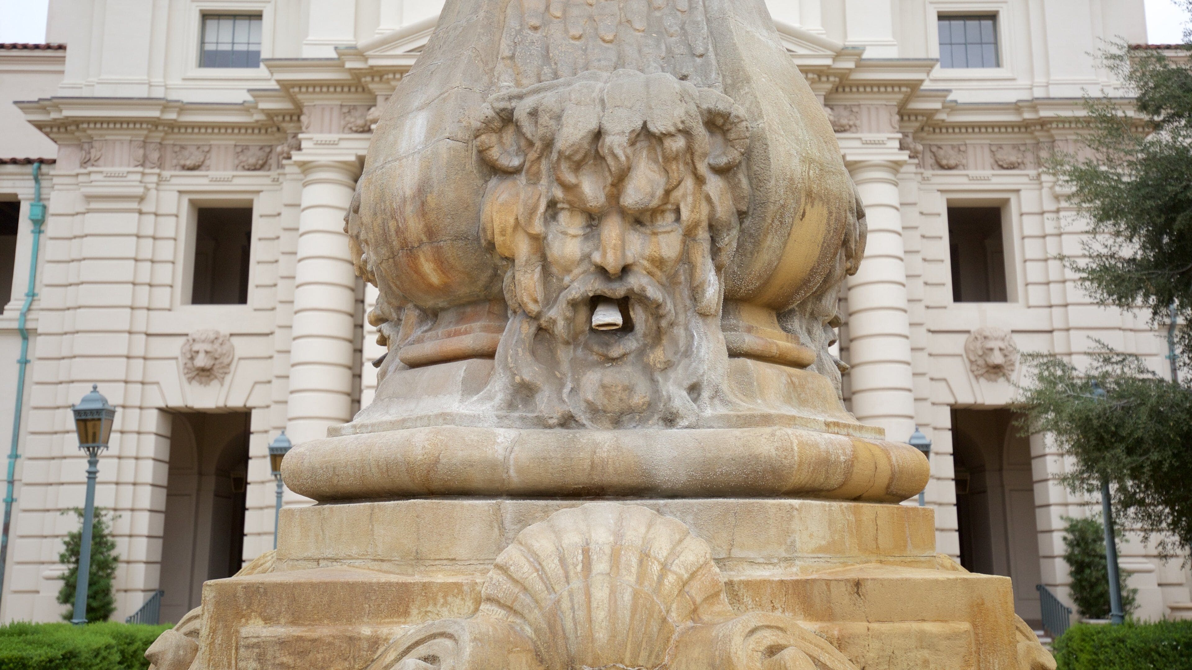 Pasadena featuring a fountain