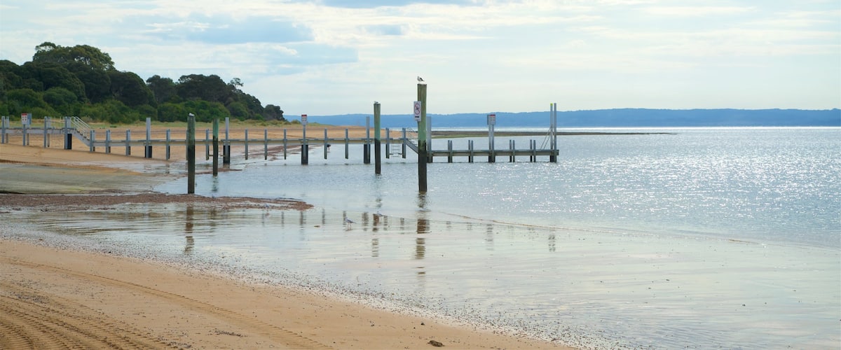 Cowes which includes a beach