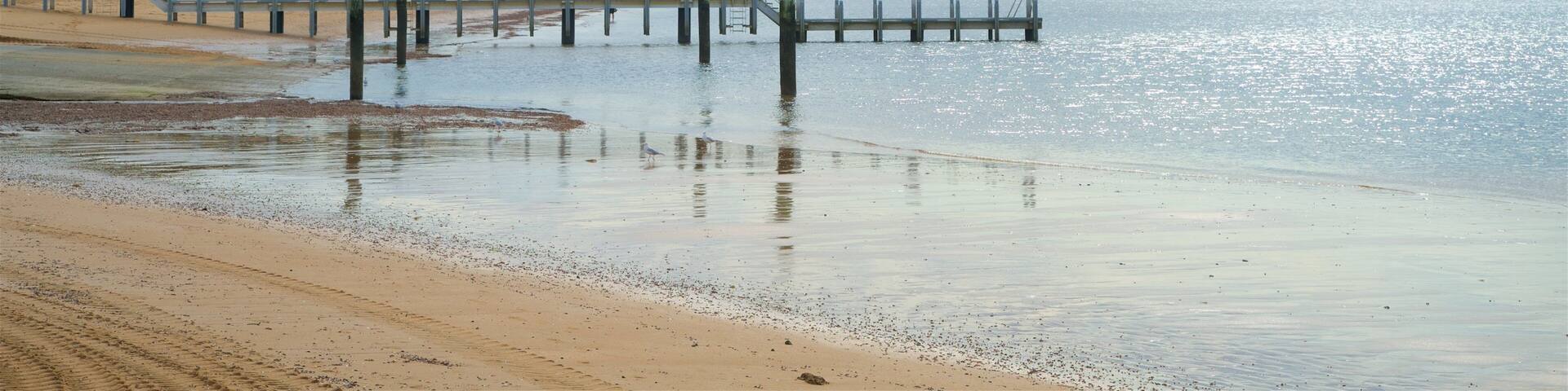 Cowes which includes a beach