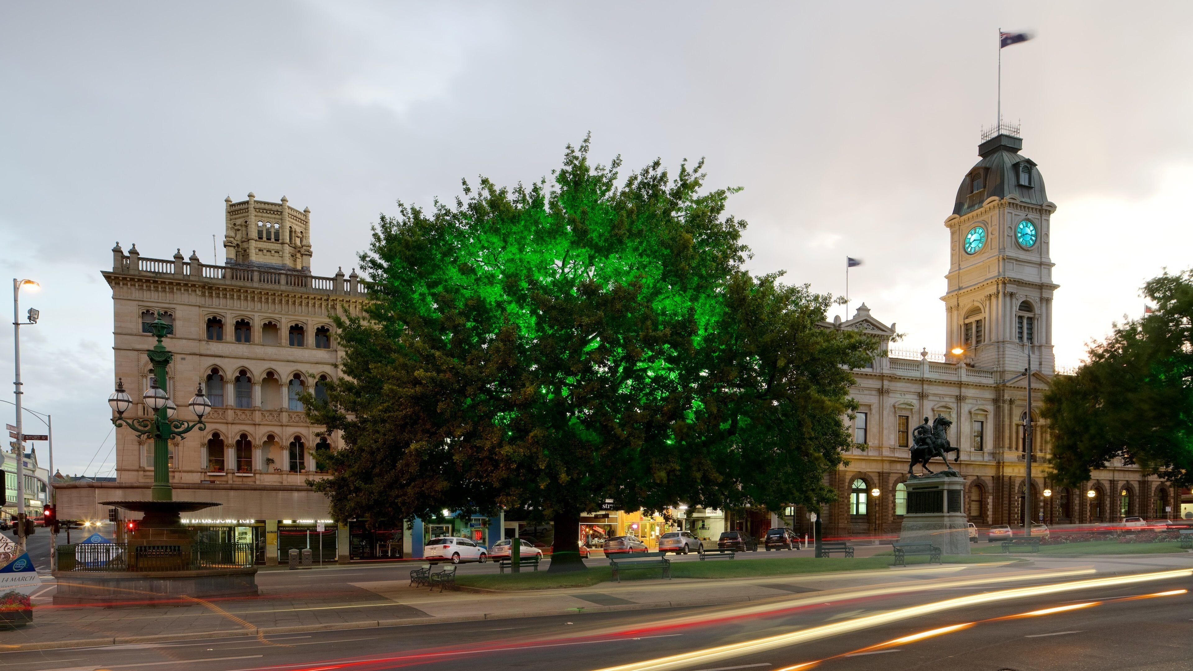 Ballarat som inkluderar en solnedgång, gatuliv och historisk arkitektur